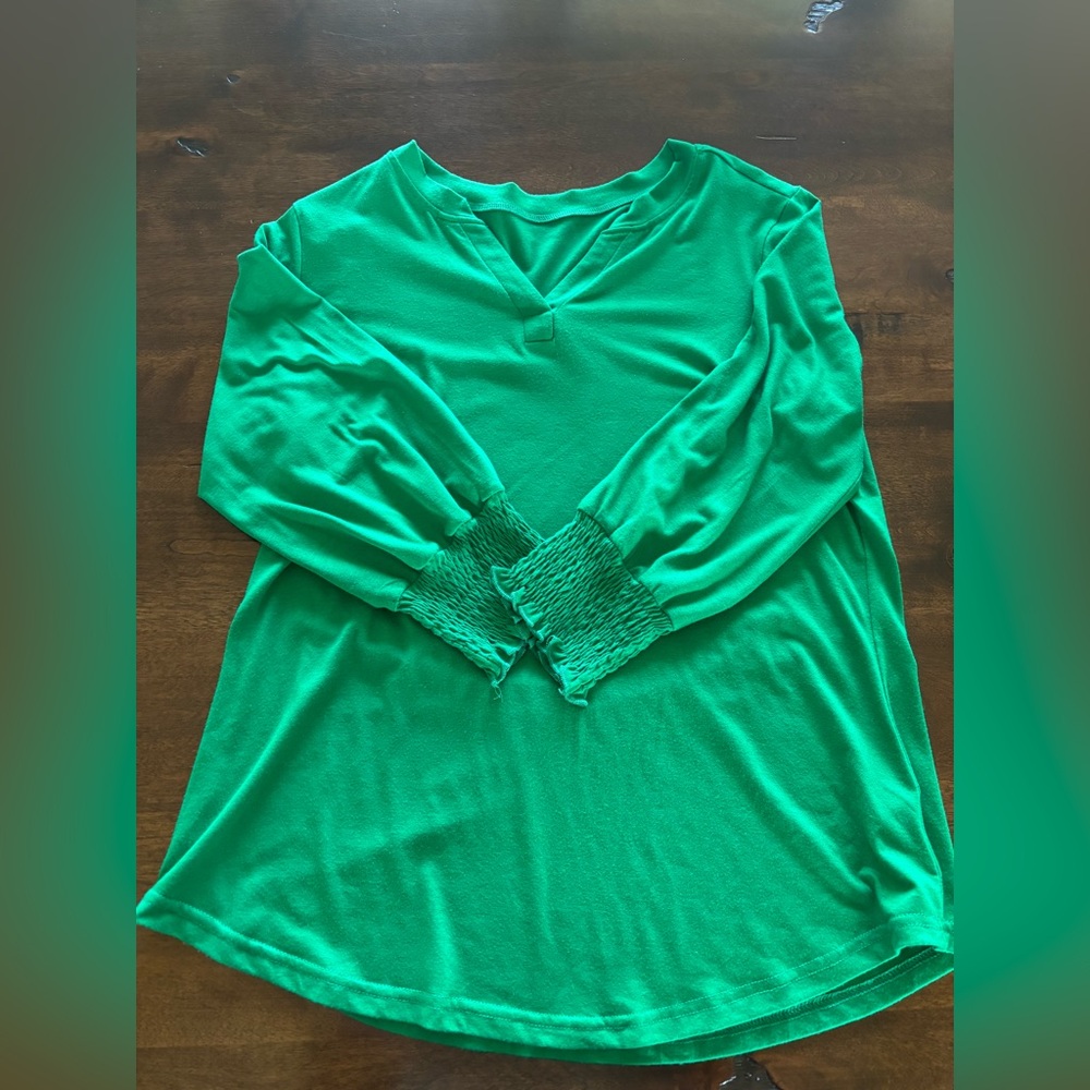 Women’s V-Neck Long Sleeve Top in Emerald Green